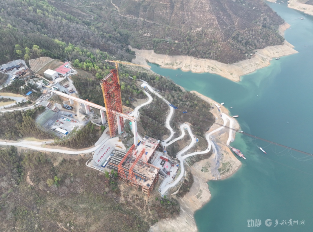 历史性吊装！世界第一大跨度铁路拱桥在红水河峡谷间架起“空中走廊”