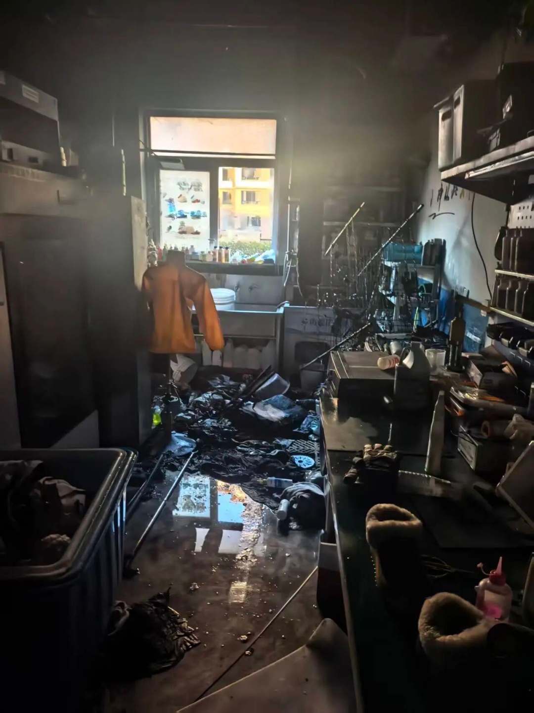 太危险,半夜客厅发生火情!家里的插线板千万别乱用 太危险,半夜客厅发生火情!家里的插线板千万别乱用