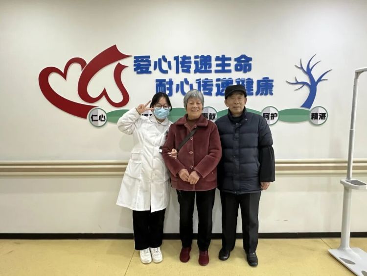 感动全网！常州82岁爷爷每天接送孙女上下班，网友：一下就掉眼泪了……