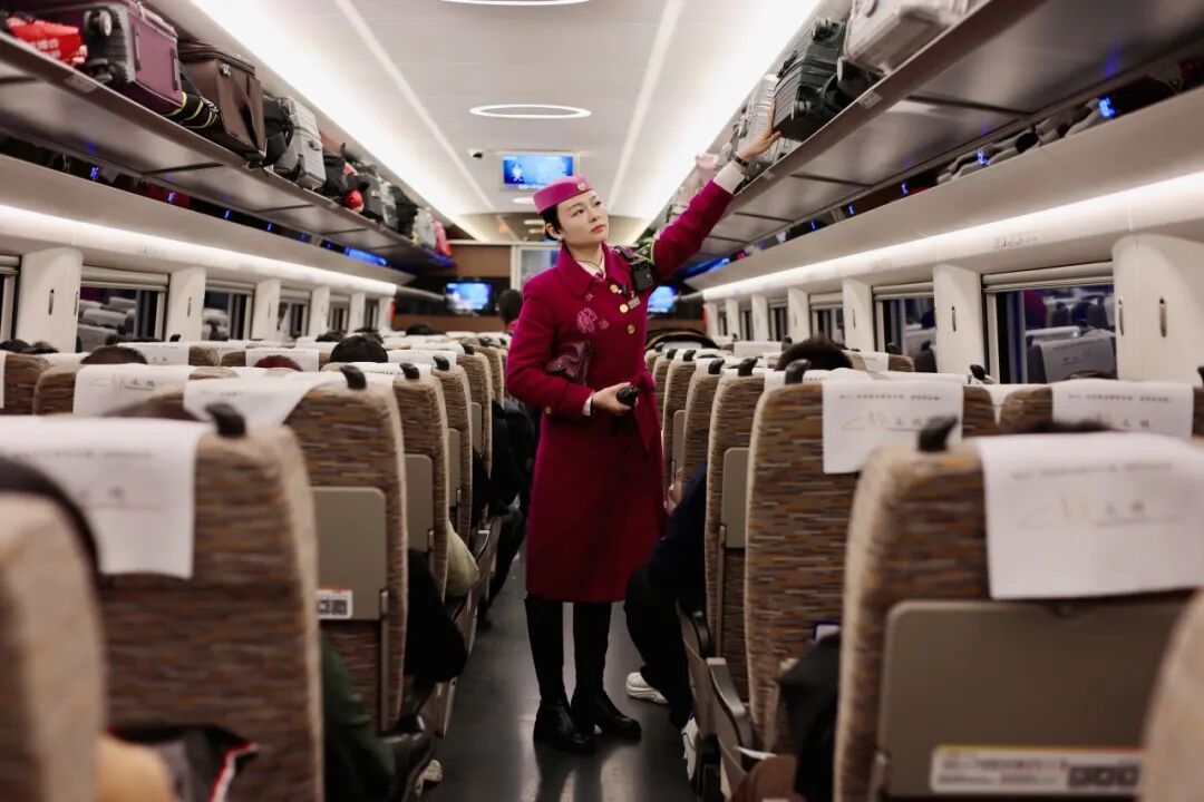 相向而行的列车上，列车长在做什么？