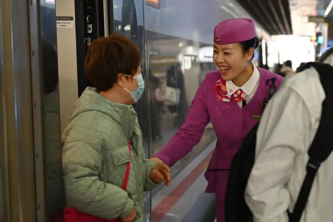 相向而行的列车上，列车长在做什么？