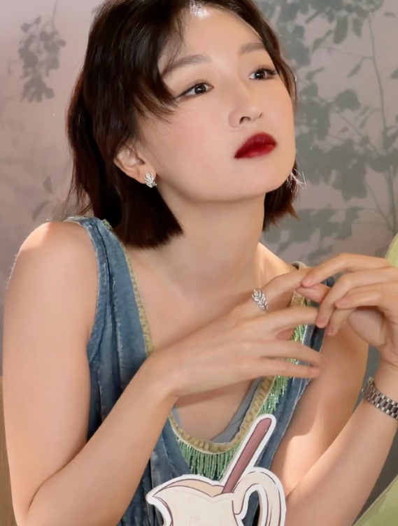 周冬雨走红毯穿几百块自淘小蓝裙，舒淇连发星星眼点赞，相约一起淘货