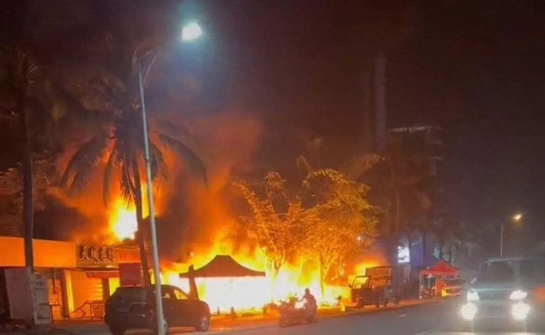 “火烧连营”！步行街突发大火，多家店铺被烧