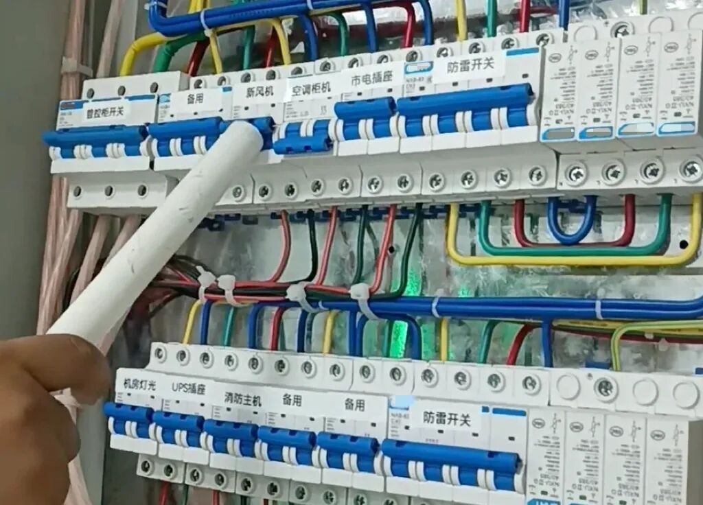 家里电路跳闸,别再徒手推了! 家里电路跳闸,别再徒手推了!