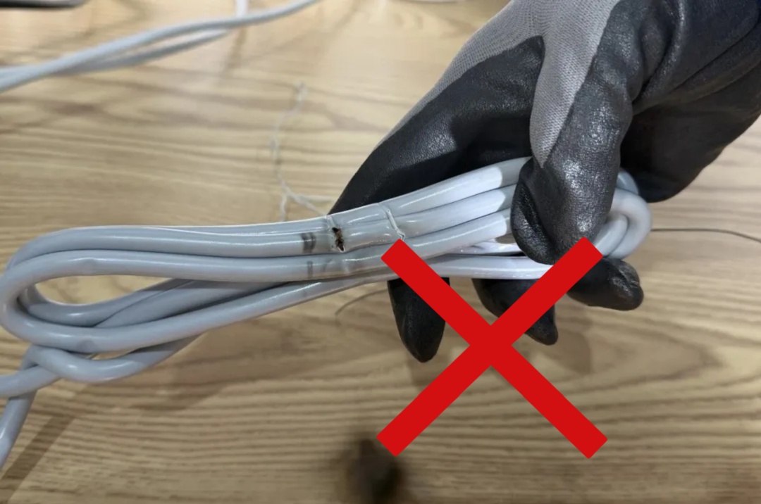 太危险,半夜客厅发生火情!家里的插线板千万别乱用 太危险,半夜客厅发生火情!家里的插线板千万别乱用