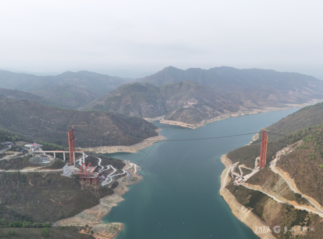 历史性吊装！世界第一大跨度铁路拱桥在红水河峡谷间架起“空中走廊”