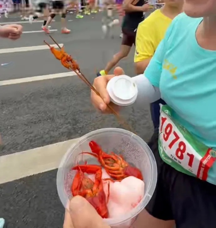 热干面、樱花糕、小龙虾串……“我来武汉马拉松就是为吃个全饱” 热干面、樱花糕、小龙虾串……“我来武汉马拉松就是为吃个全饱”