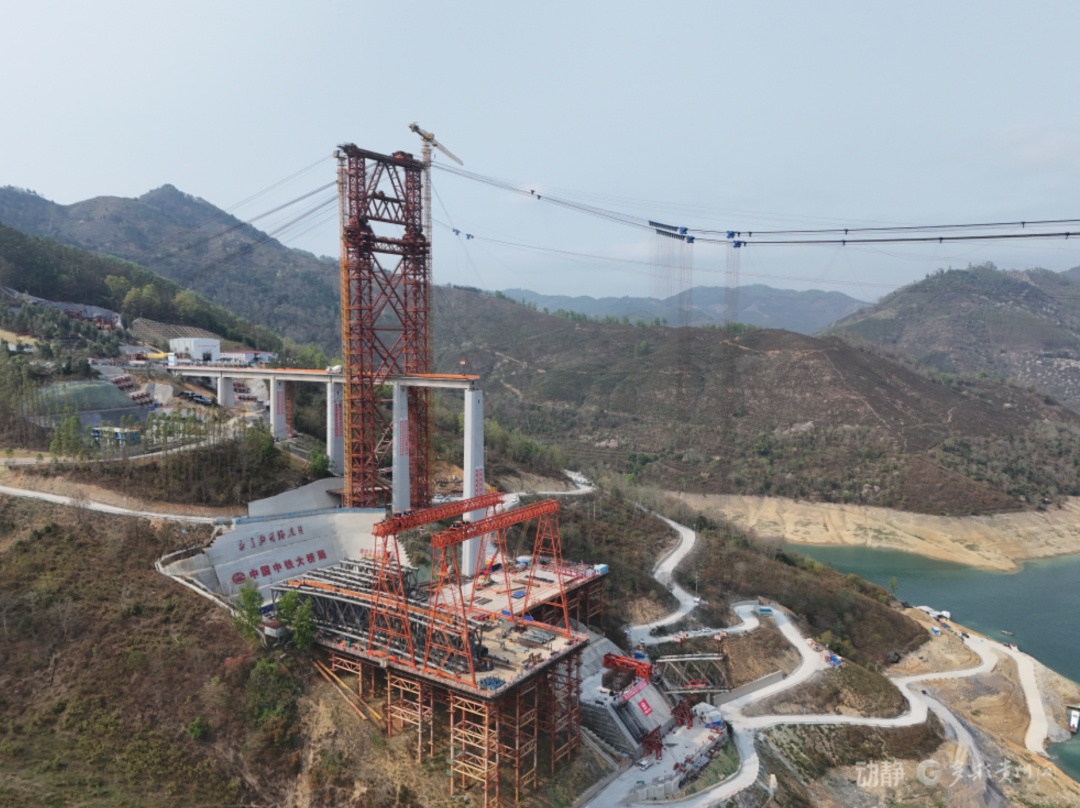 历史性吊装！世界第一大跨度铁路拱桥在红水河峡谷间架起“空中走廊”