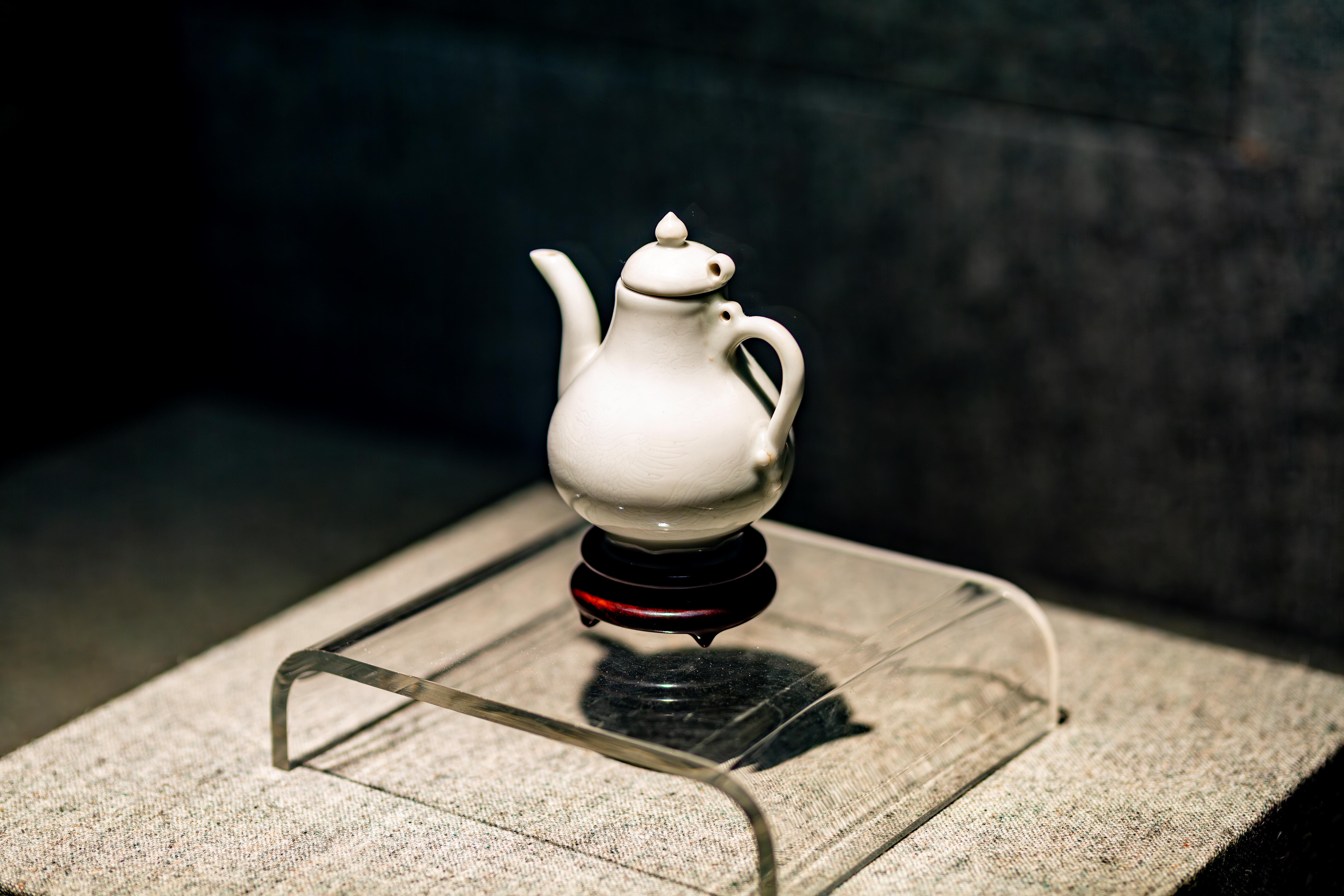 如何把纹饰“藏”进瓷里 来看这件壶 如何把纹饰“藏”进瓷里 来看这件壶