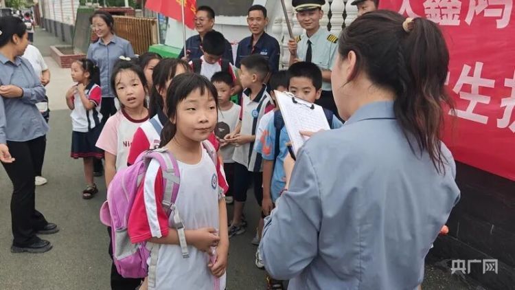 河南一物业靠免费接娃火出圈!网友:建议全国推广 河南一物业靠免费接娃火出圈!网友:建议全国推广