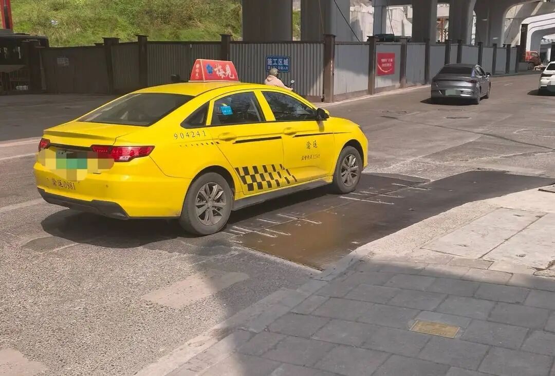 7小时“修路”、半小时取鱼刺……成都一老外拨打12345的经历,被海外百万网友围观 7小时“修路”、半小时取鱼刺……成都一老外拨打12345的经历,被海外百万网友围观