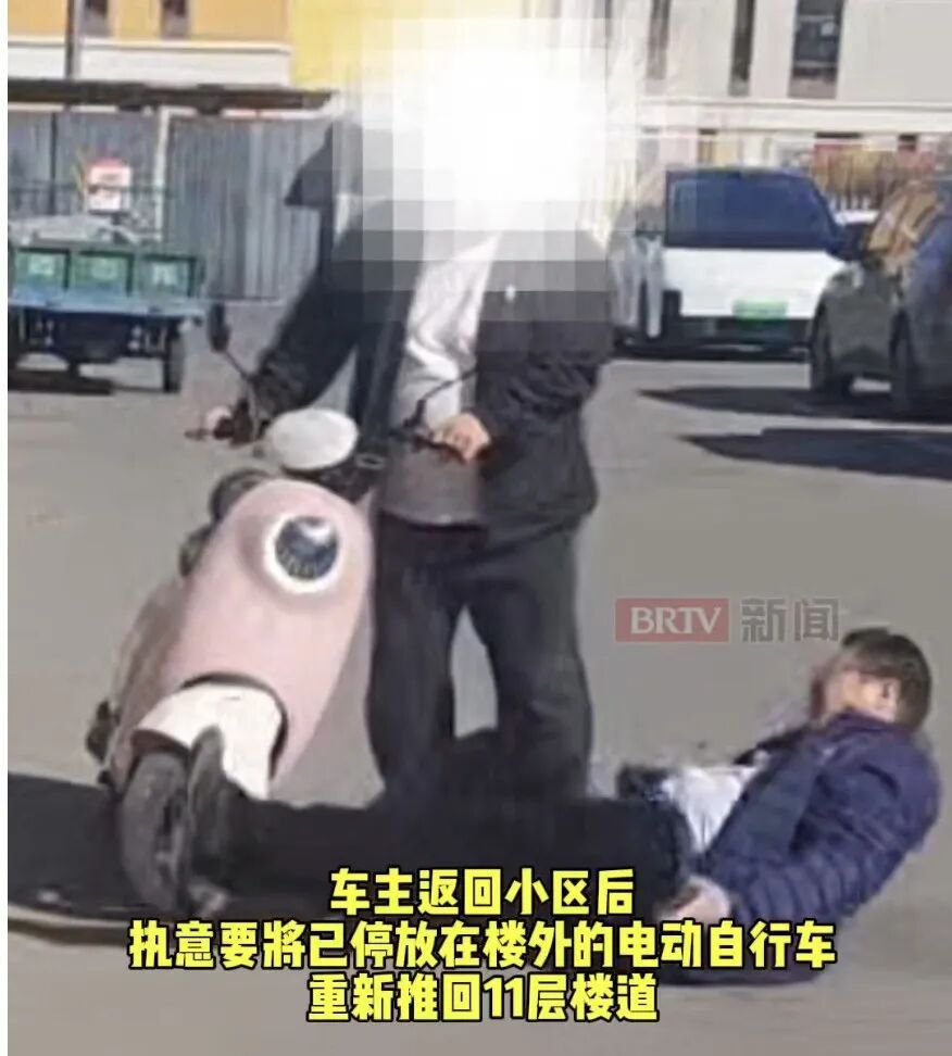 嚣张!楼道不是停车区!男子拒绝整改还暴力撞倒物业人员 嚣张!楼道不是停车区!男子拒绝整改还暴力撞倒物业人员