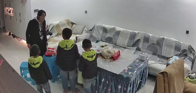 顶灯突然“滴火”!8岁哥哥“排兵布阵”,三兄弟完美自救 顶灯突然“滴火”!8岁哥哥“排兵布阵”,三兄弟完美自救