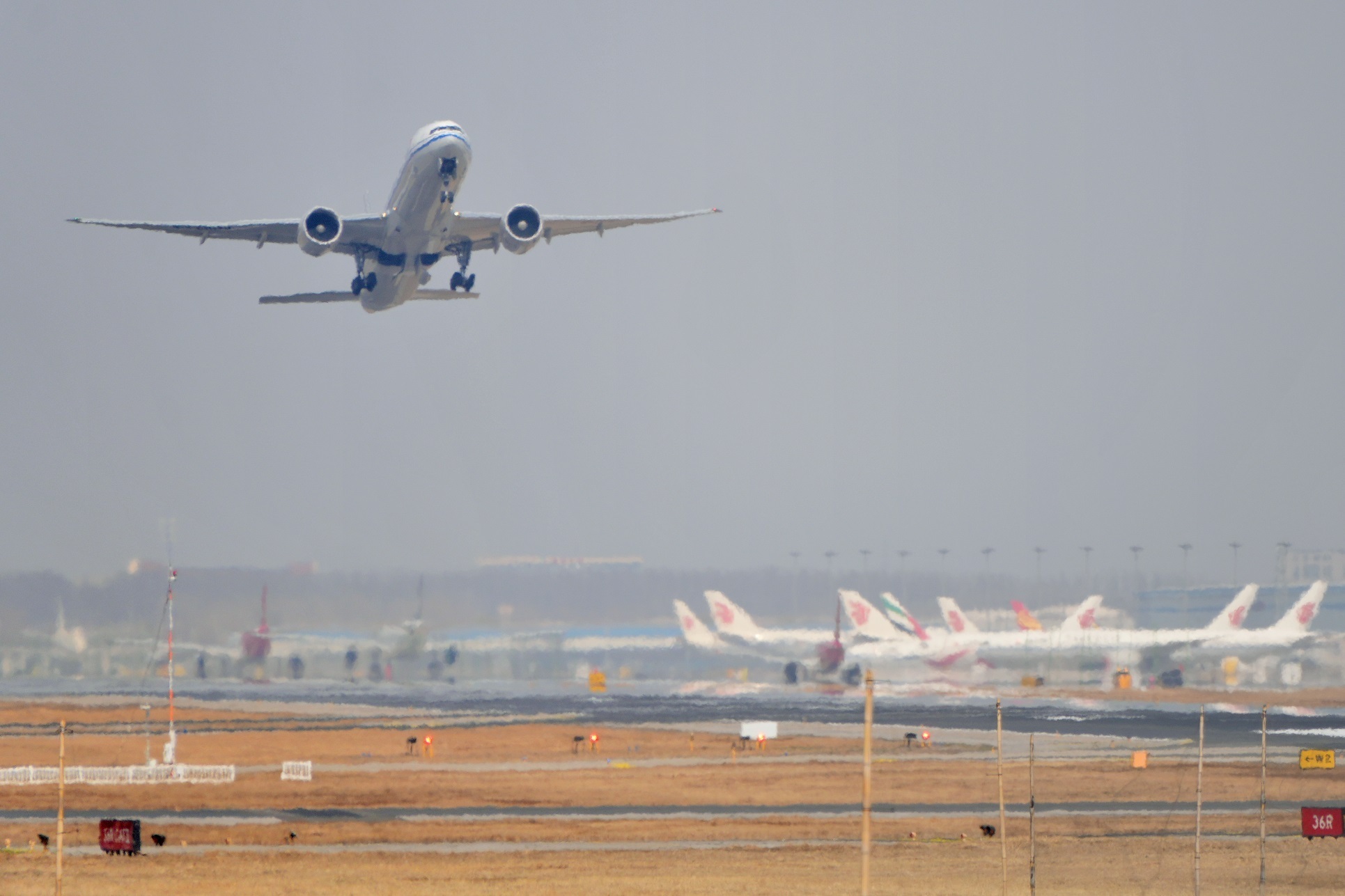 多家航空公司推出票价波动免费退票政策 机票买贵了可免费退→ 多家航空公司推出票价波动免费退票政策 机票买贵了可免费退→