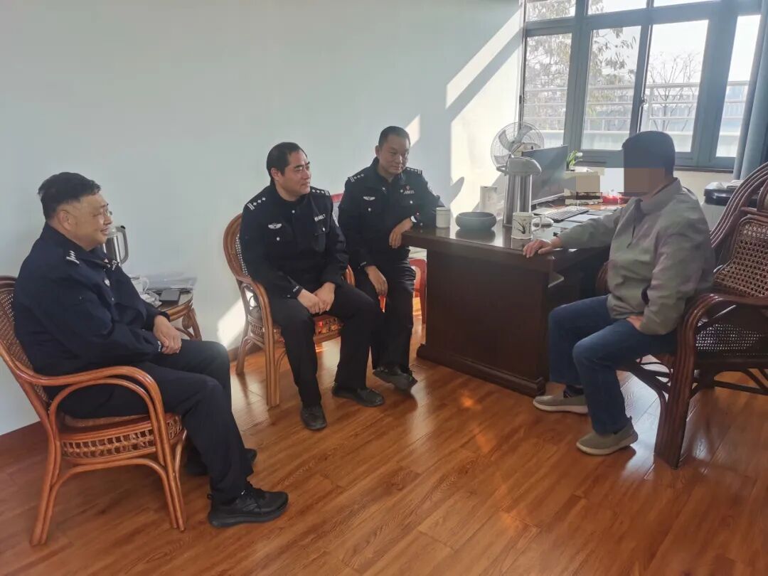 1996-2026,这个拥抱,她等了30年… 1996-2026,这个拥抱,她等了30年…