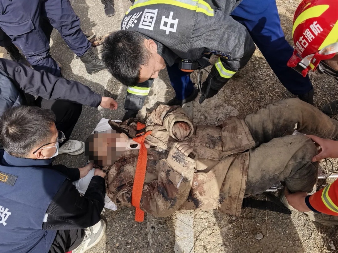 呼和浩特男子深夜失足坠崖 落差约20米!全身多处骨折 12小时后被找到… 呼和浩特男子深夜失足坠崖 落差约20米!全身多处骨折 12小时后被找到…