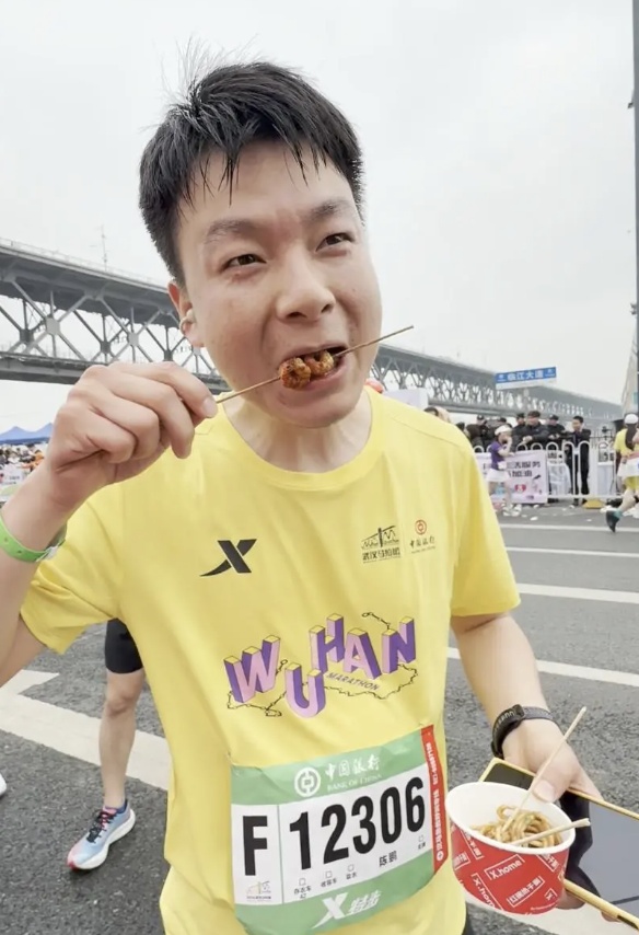 热干面、樱花糕、小龙虾串……“我来武汉马拉松就是为吃个全饱” 热干面、樱花糕、小龙虾串……“我来武汉马拉松就是为吃个全饱”