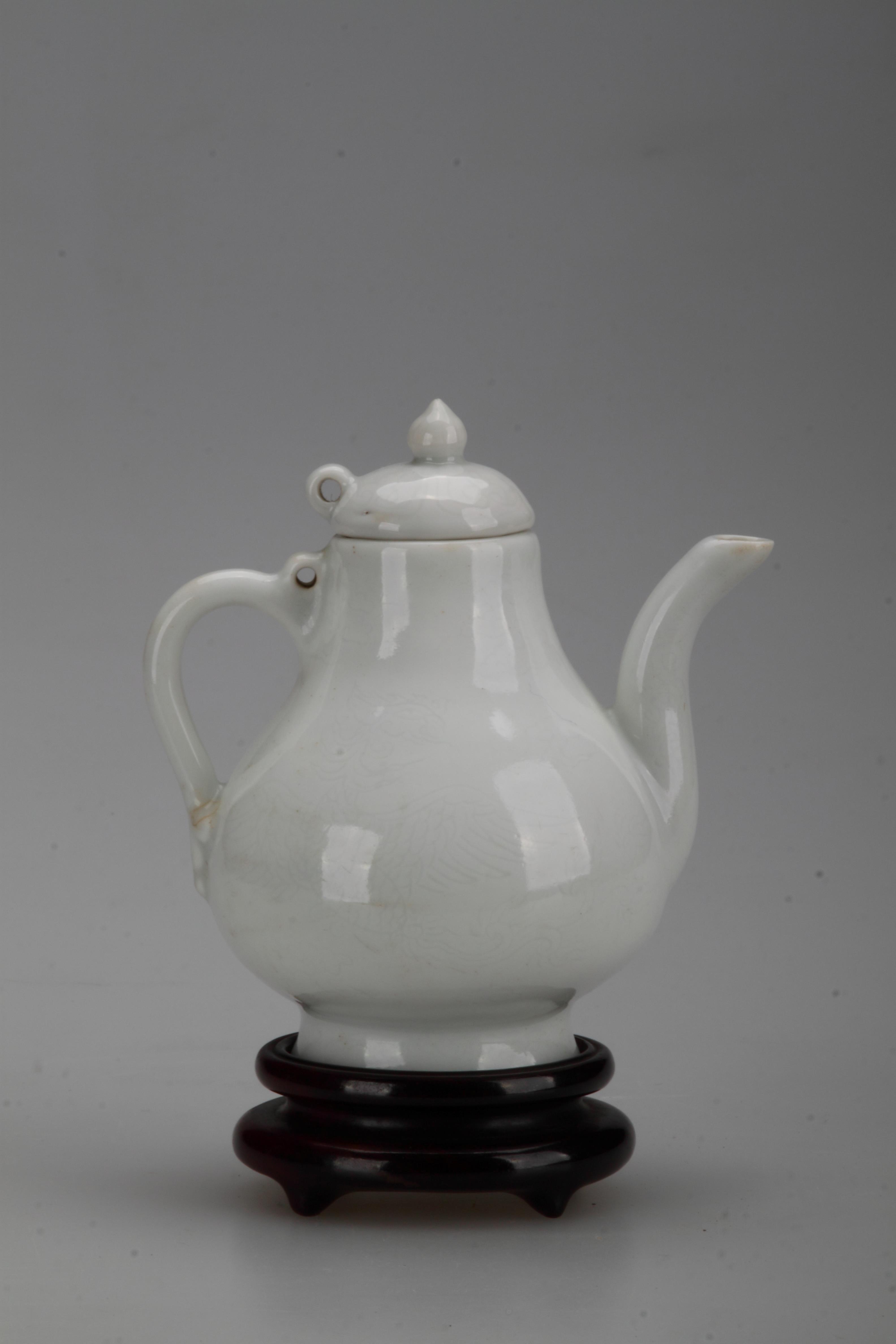 如何把纹饰“藏”进瓷里 来看这件壶 如何把纹饰“藏”进瓷里 来看这件壶