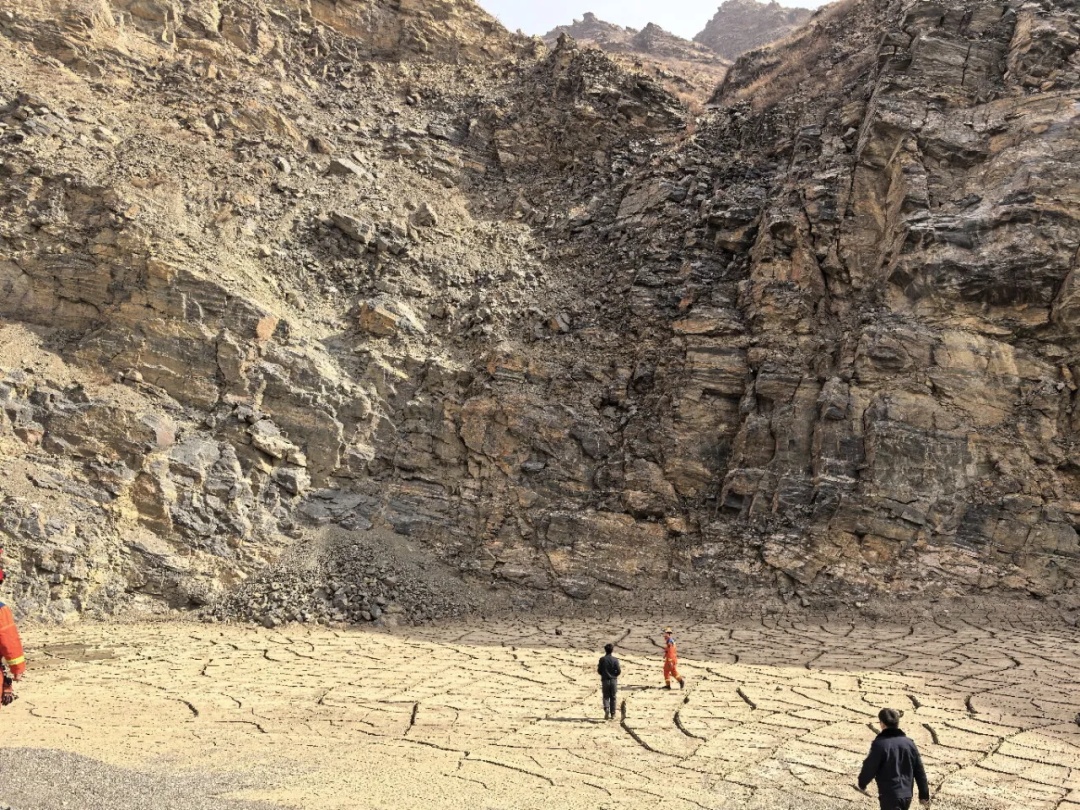 呼和浩特男子深夜失足坠崖 落差约20米!全身多处骨折 12小时后被找到… 呼和浩特男子深夜失足坠崖 落差约20米!全身多处骨折 12小时后被找到…