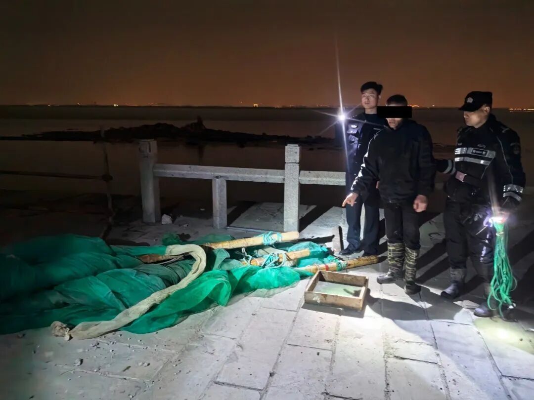 男子深夜出现在海宁钱塘江边，竟是为了这件事！