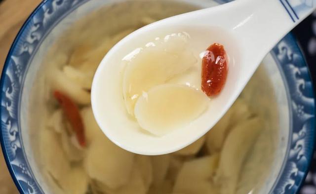 已有人中招：两种长得巨像的植物，一种很美味，另一种吃了中毒！注意区分→