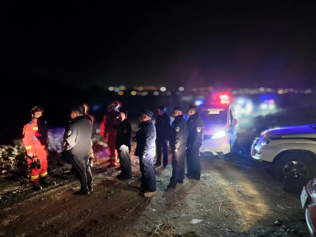 呼和浩特男子深夜失足坠崖 落差约20米!全身多处骨折 12小时后被找到… 呼和浩特男子深夜失足坠崖 落差约20米!全身多处骨折 12小时后被找到…