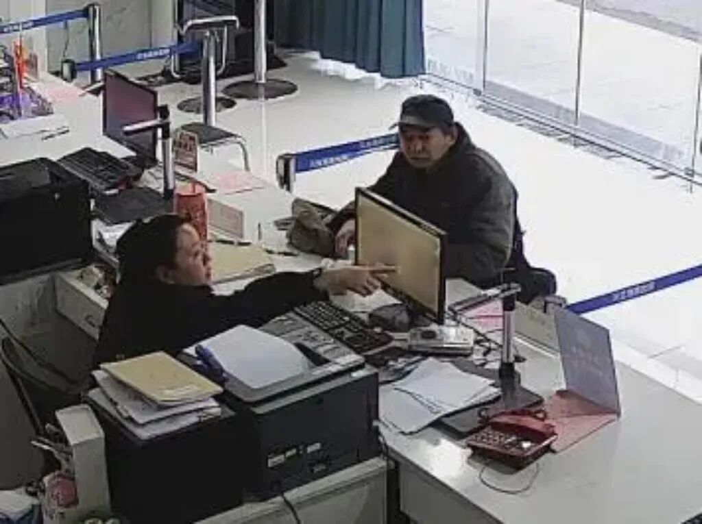 这封信用塑料袋裹着送到派出所,生怕被雨打湿…… 这封信用塑料袋裹着送到派出所,生怕被雨打湿……