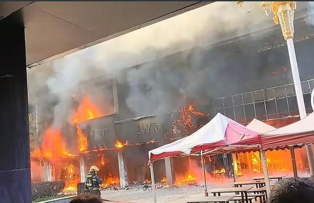 “火烧连营”！步行街突发大火，多家店铺被烧