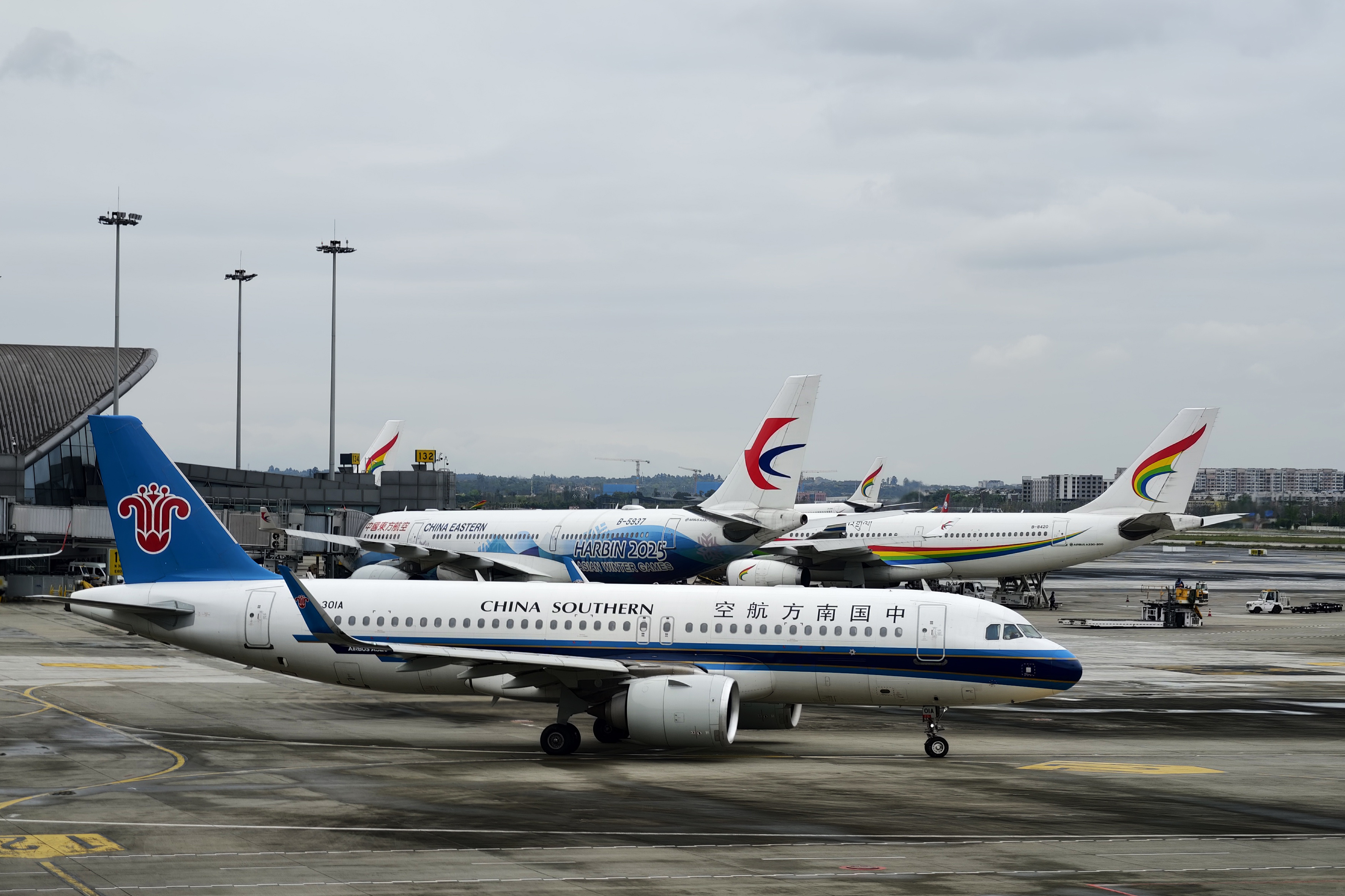 多家航空公司推出票价波动免费退票政策 机票买贵了可免费退→ 多家航空公司推出票价波动免费退票政策 机票买贵了可免费退→