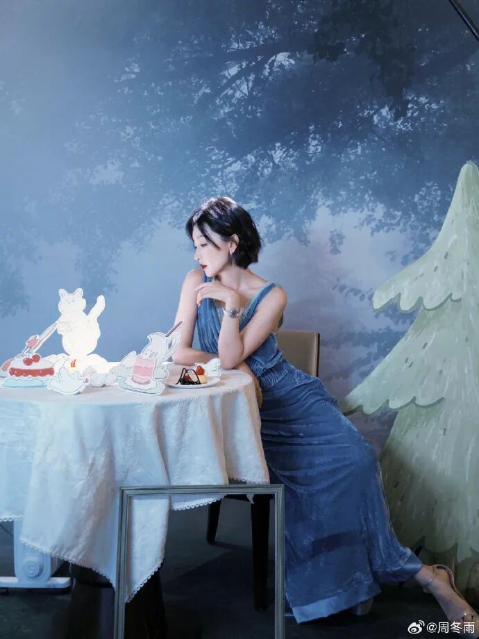 周冬雨走红毯穿几百块自淘小蓝裙，舒淇连发星星眼点赞，相约一起淘货