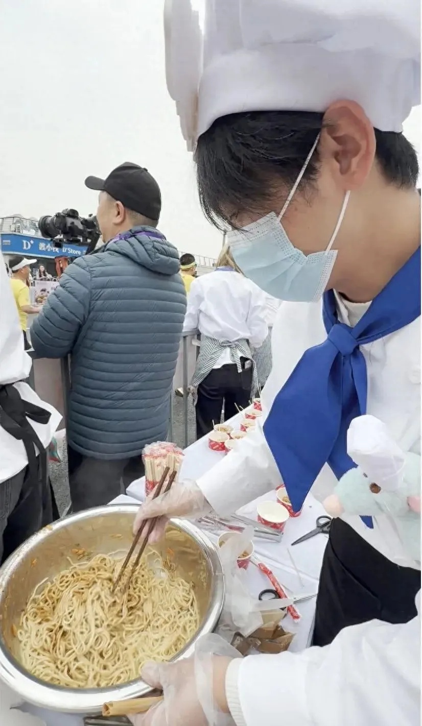 热干面、樱花糕、小龙虾串……“我来武汉马拉松就是为吃个全饱” 热干面、樱花糕、小龙虾串……“我来武汉马拉松就是为吃个全饱”