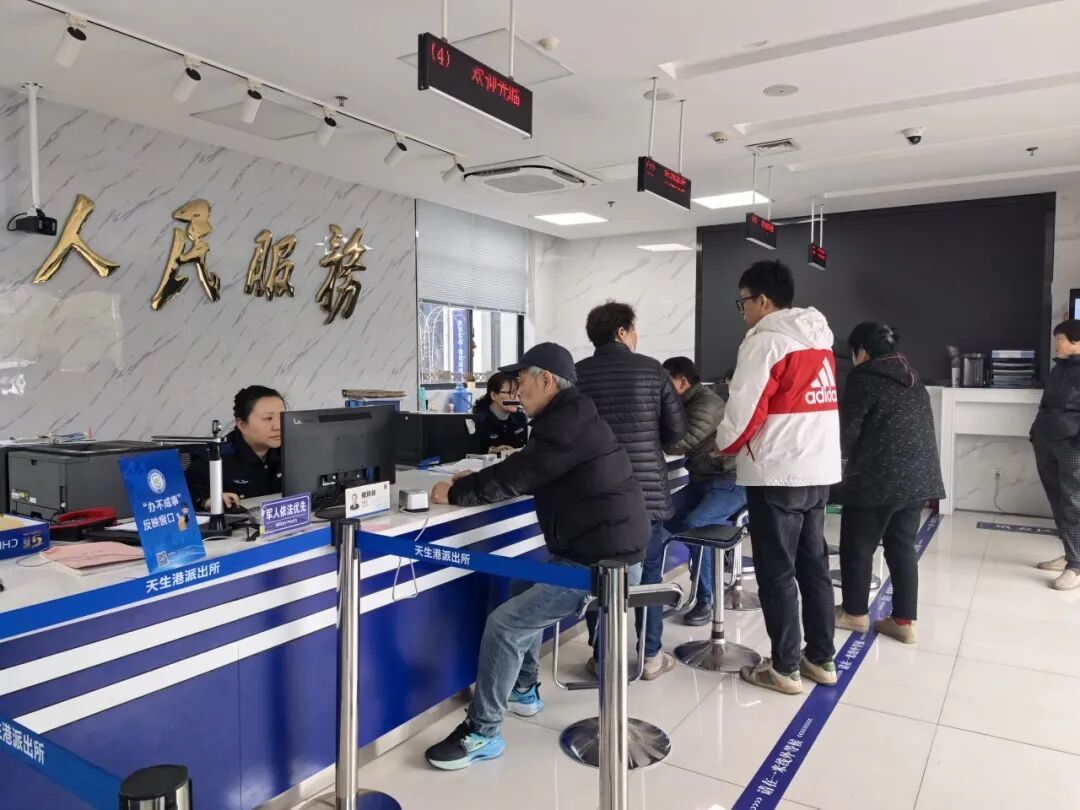 这封信用塑料袋裹着送到派出所,生怕被雨打湿…… 这封信用塑料袋裹着送到派出所,生怕被雨打湿……