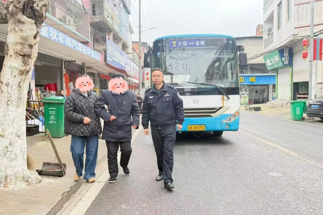 浏阳一公交车上，民警把何嗲嗲“拦”了下来……