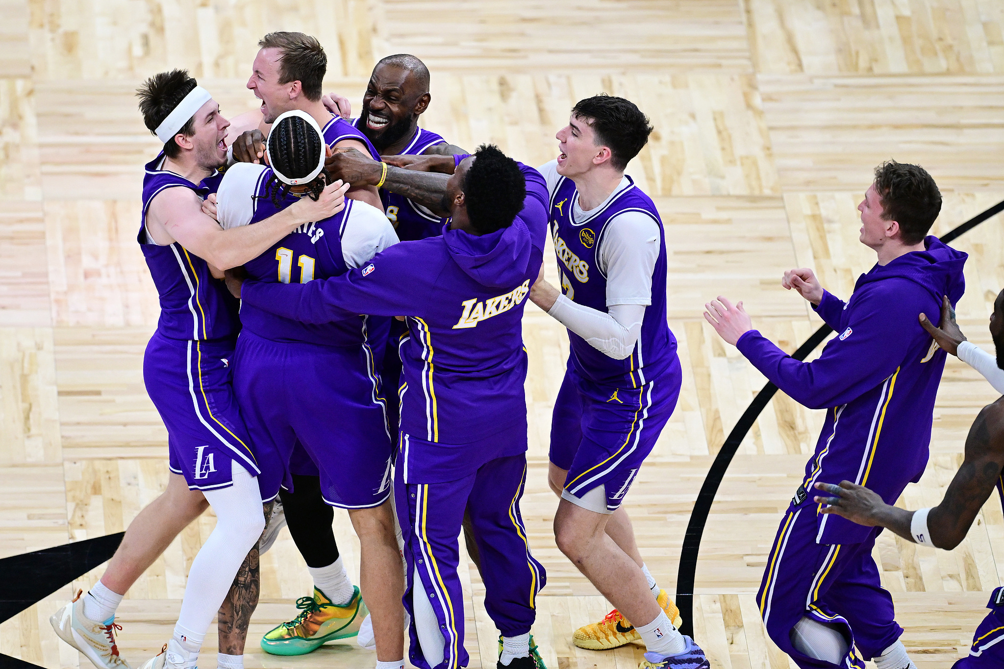 肯纳德三分准绝杀詹姆斯里程碑 湖人险胜魔术豪取9连胜 肯纳德三分准绝杀詹姆斯里程碑 湖人险胜魔术豪取9连胜