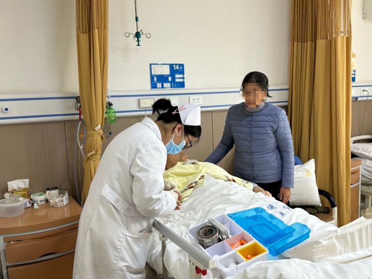 感动全网！常州82岁爷爷每天接送孙女上下班，网友：一下就掉眼泪了……