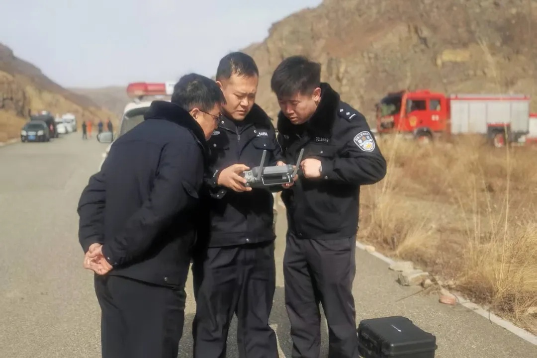 呼和浩特男子深夜失足坠崖 落差约20米!全身多处骨折 12小时后被找到… 呼和浩特男子深夜失足坠崖 落差约20米!全身多处骨折 12小时后被找到…