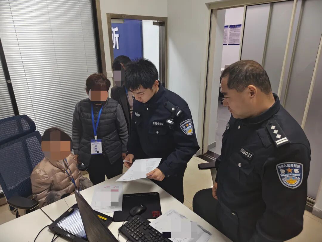 1996-2026,这个拥抱,她等了30年… 1996-2026,这个拥抱,她等了30年…