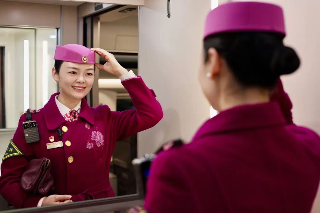 相向而行的列车上，列车长在做什么？