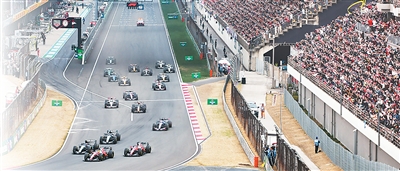 中国首位F1学院赛车手师炜:开赛车,太美妙了 中国首位F1学院赛车手师炜:开赛车,太美妙了