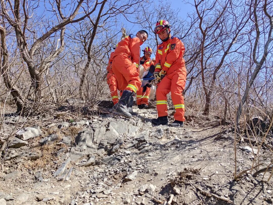 登山游客骨折被困 石景山消防抬担架徒步救援