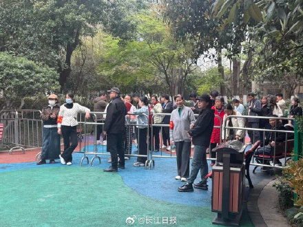 武汉一小区发钱了:验钞机搬到现场,家家都有 武汉一小区发钱了:验钞机搬到现场,家家都有