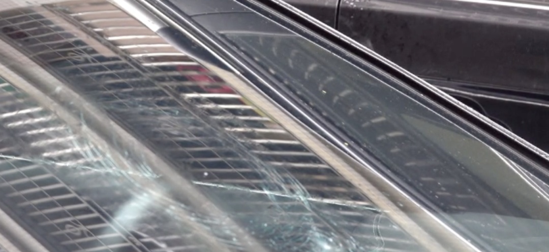 玻璃瓶“从天而降”砸中车辆,当地镇政府:多部门已介入 玻璃瓶“从天而降”砸中车辆,当地镇政府:多部门已介入