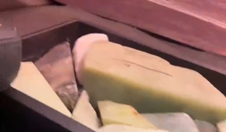 上海男子打了辆网约车，瞬间惊呆了！车内摆满玉石珠宝，副驾还堆着原石