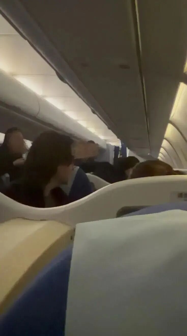 北京飞上海航班落地后，机舱突发火情！东航通报：系手机滑落挤压后冒烟起燃