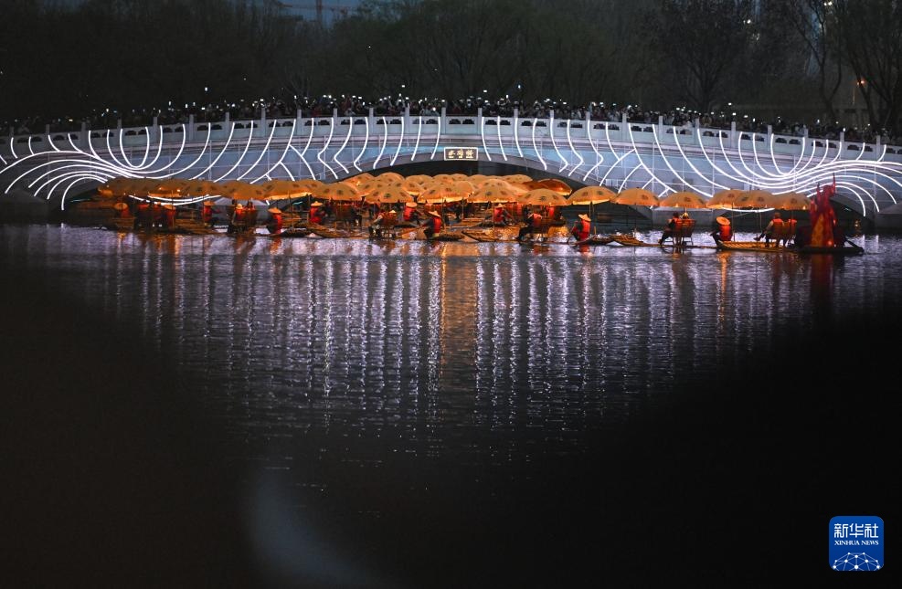 北京:“金龙”巡春亮马河 北京:“金龙”巡春亮马河