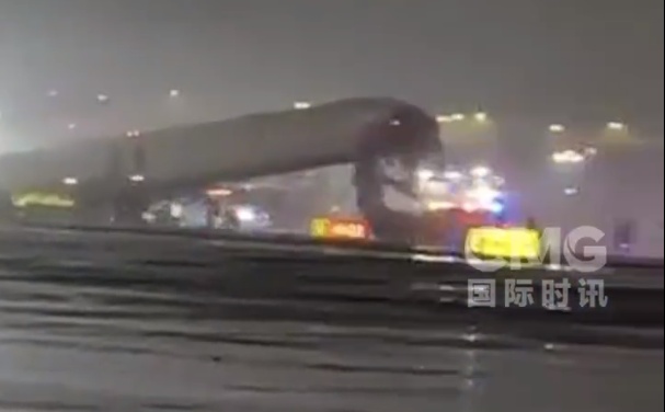 纽约机场一客机以时速39公里撞上消防车，机上约100名乘客，车内5人，已造成人员伤亡