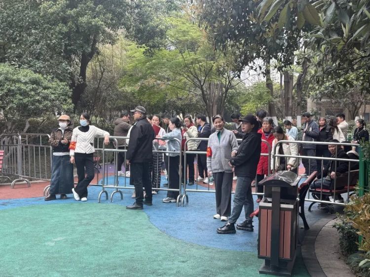 武汉一小区发钱了：验钞机搬到现场，家家都有