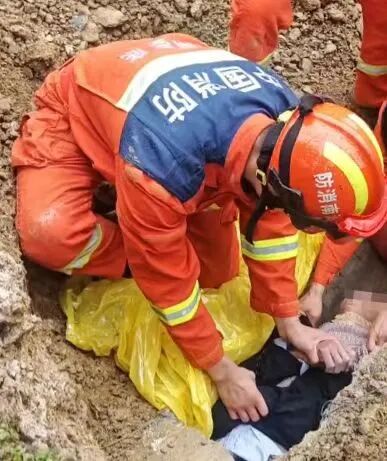 “头出来了！”七旬老人被困窄洞命悬一线，他钻进洞拼出一线生机