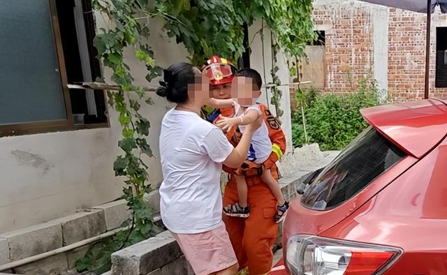 两岁儿子被爸爸误锁车内，发现时已口吐白沫！
