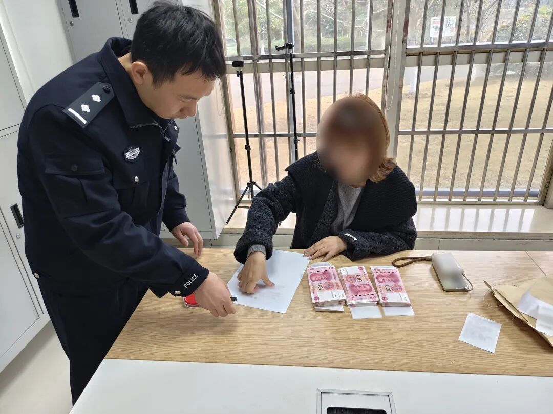 他是 “航天员”,怎么会骗我?! 他是 “航天员”,怎么会骗我?!